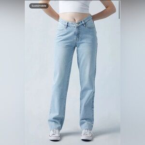 PacSun Eco Light Indigo V-Dip 90s boyfriend Jeans
Light washed